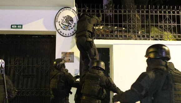 Las fuerzas especiales de la policía de Ecuador entran en la embajada de México en Quito para arrestar al ex vicepresidente Jorge Glas, el 5 de abril de 2024. (Foto de ALBERTO SUÁREZ / AFP).