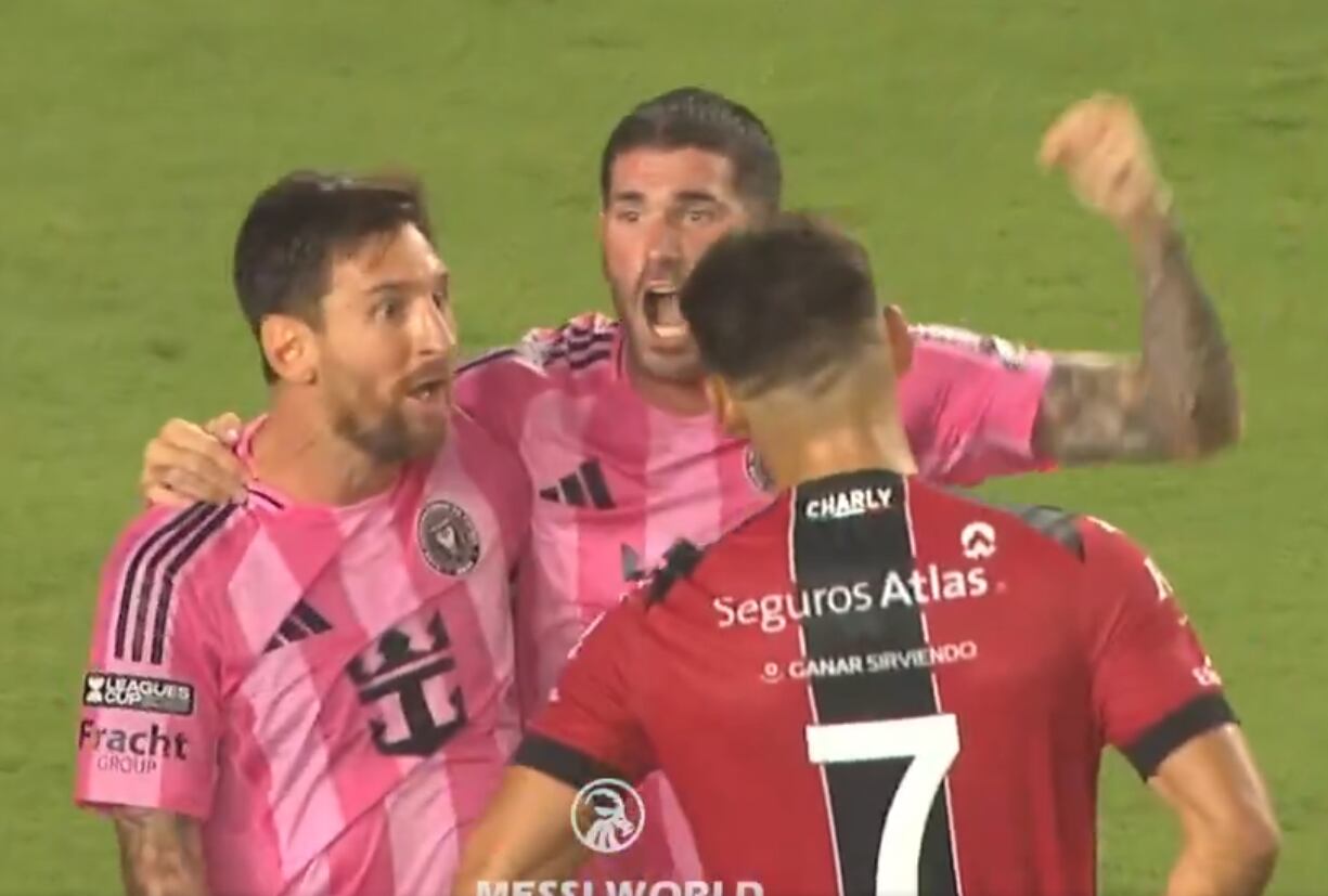 El futbolista uruguayo relató el encuentro con Lionel Messi y se deshizo en halagos.