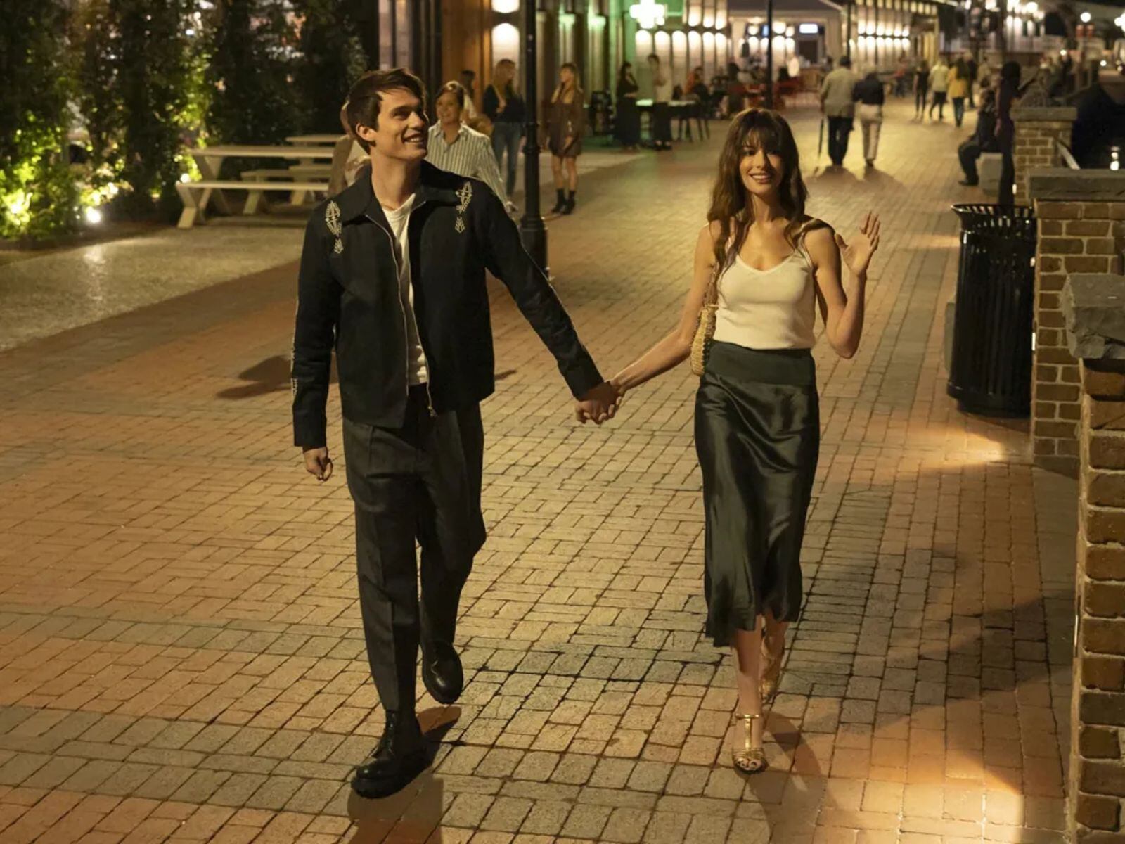 Nicholas Galitzine y Anne Hathaway lideran el reparto de esta comedia romántica que está causando sensación en el streaming (Foto: Amazon Studios)