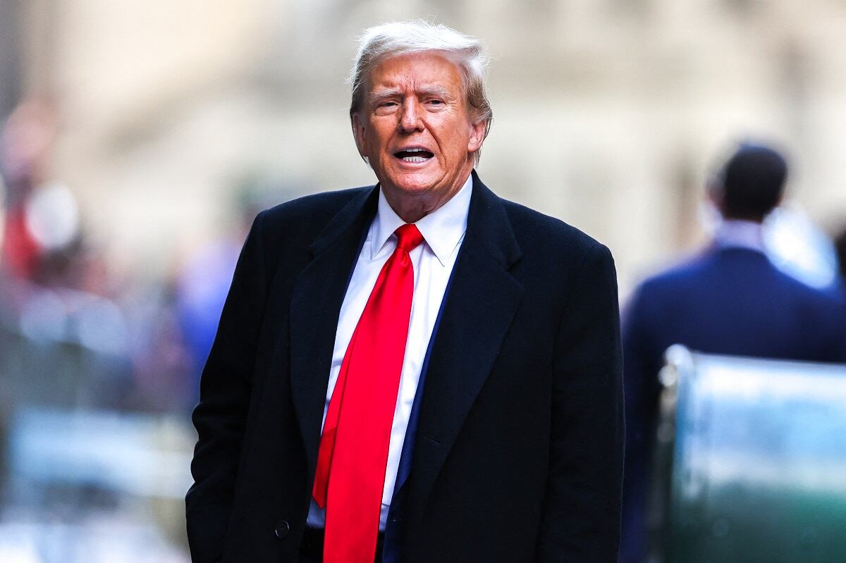 El expresidente estadounidense Donald Trump llega al número 40 de Wall Street, en la ciudad de Nueva York el 25 de marzo de 2024. (Foto de Charly TRIBALLEAU / AFP)