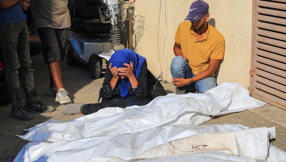 Palestinos lloran por los cuerpos de sus seres queridos tras el bombardeo israelí en Deir el-Balah, en el centro de la Franja de Gaza, el 10 de julio de 2024, en medio del conflicto en curso entre Israel y el grupo militante palestino Hamas. (Foto de Eyad BABA / AFP)