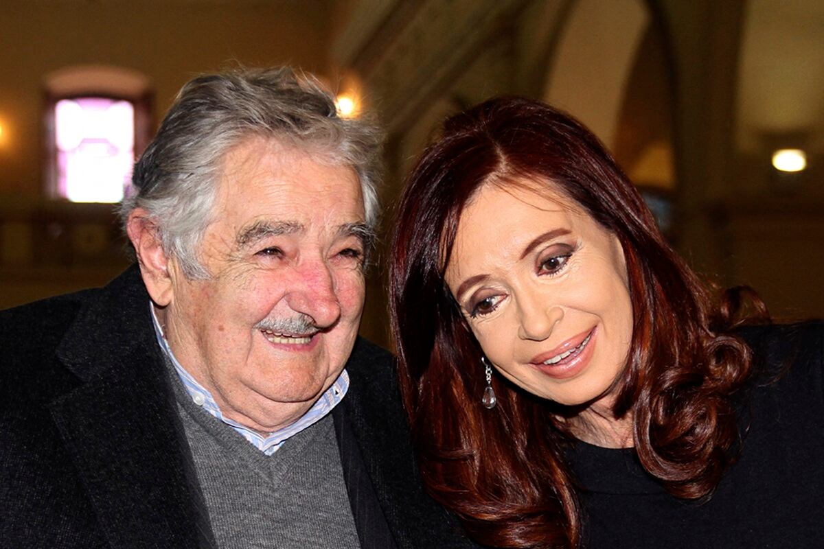 La entonces presidenta de Argentina, Cristina Kirchner, y el de Uruguay, José Mujica, asisten a una misa de Te Deum en Asunción, el 15 de agosto de 2013. (Foto de JORGE ROMERO / AFP)