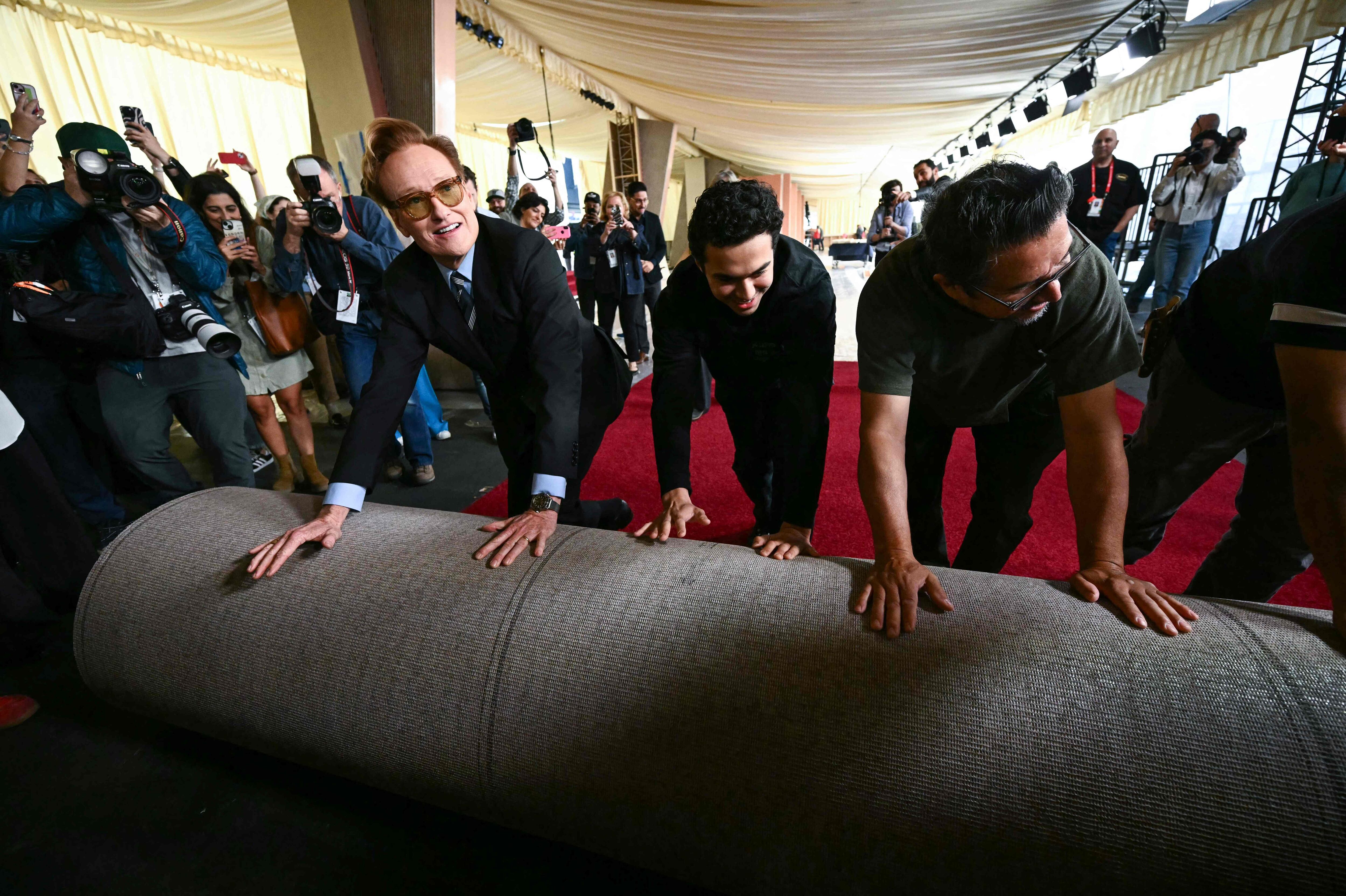 Conan O'Brien participa de los arreglos para la alfombra roja de los Oscar 2025 en Hollywood Boulevard, California.