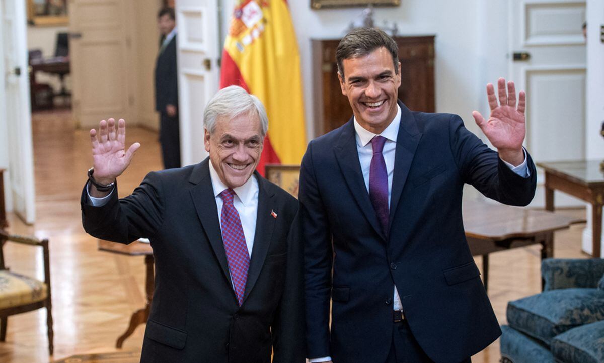 El presidente chileno, Sebastián Piñera (i), y el primer ministro español, Pedro Sánchez, saludan mientras posan para fotografías durante una reunión en el Palacio Presidencial de La Moneda en Santiago el 27 de agosto de 2018 | Foto: Martín BERNETTI / AFP
