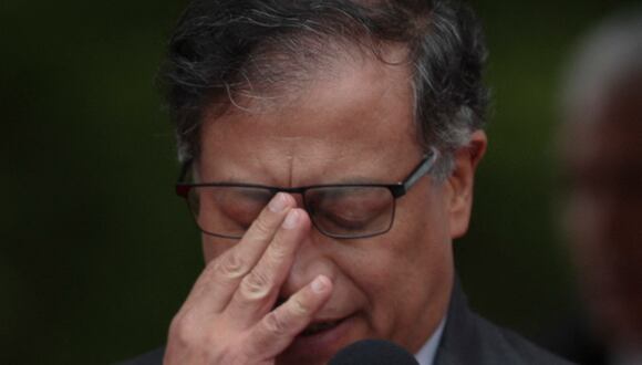 El presidente colombiano, Gustavo Petro, se ajusta las gafas durante una ceremonia militar en Puente Bocaya, cerca de Tunja, 130 km al noreste de Bogotá, el 7 de agosto de 2023. (Foto de Juan Pablo PINO / AFP)