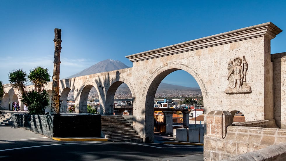 Ubicado a solo 2 kilómetros del centro de la ciudad, el Mirador de Yanahuara te brinda una vista panorámica excepcional de Arequipa y sus volcanes circundantes. Este mirador se encuentra en el distrito de Yanahuara y es famoso por sus arcos de sillar con inscripciones que destacan la valentía de la ciudad durante la Guerra con Chile en el siglo XIX.
El mirador es de acceso gratuito y es especialmente impresionante durante el atardecer, cuando los rayos dorados del sol se reflejan en la ciudad blanca y la convierten en un espectáculo inolvidable. (Foto: Perú Travel).