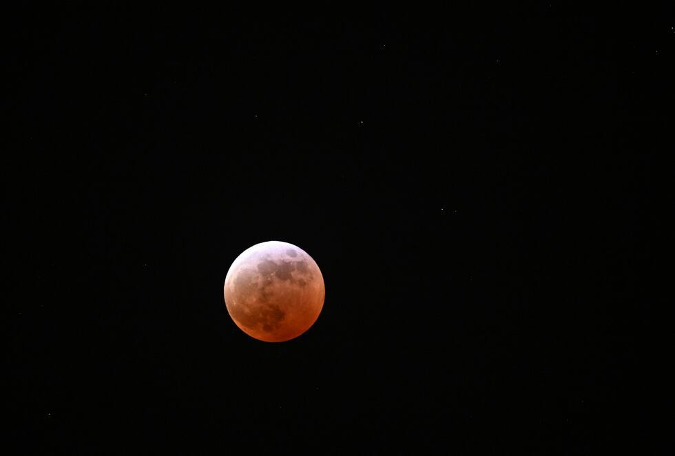 La Luna de Sangre se observó así en el cielo de California (Foto: AFP / Patrick T. Fallon)