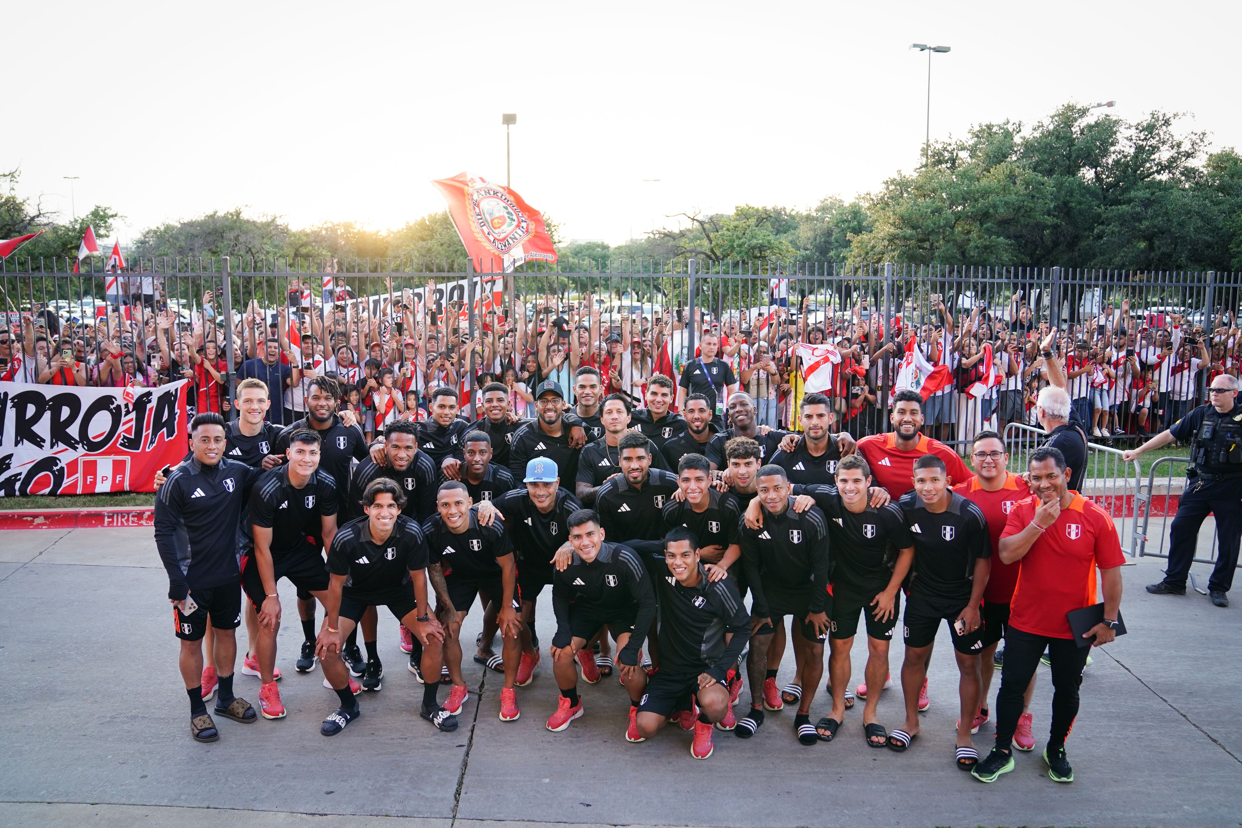 La hinchada peruana realizó un banderazo previo al debut ante Chile por Copa América. Los jugadores estuvieron presentes. (Foto: Bicolor).