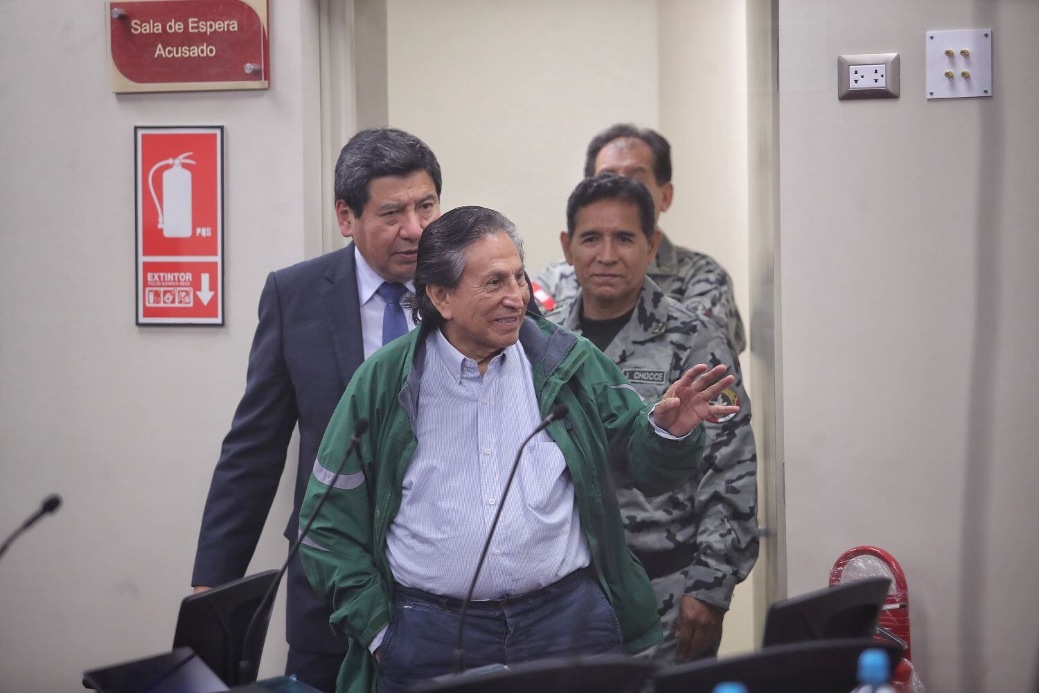 Alejandro Toledo a su ingreso a la sala de audiencia durante su juicio por el Caso Interoceánica. Detrás de él, su abogado, Roberto Su. Foto: GEC / Antonio Melgarejo