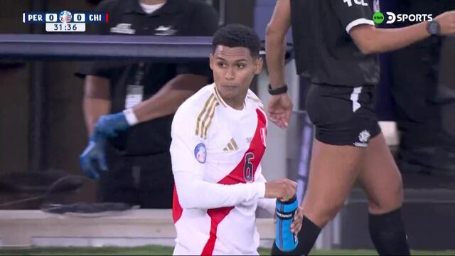 Salió adolorido: Marcos López ingresa por Luis Advíncula en el primer tiempo del Perú vs. Chile 