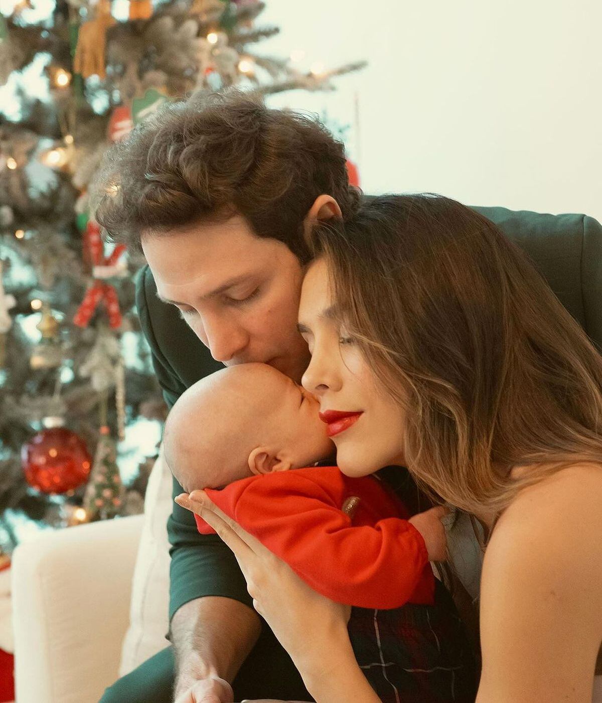"El mejor regalo que he podido tener: la familia. Te amamos Lorenzo. Gracias Niño Dios, recibimos tus bendiciones con amor y plenitud", fue parte del mensaje que escribió Gabriel Coronel el 24 de diciembre de 2023 (Foto: @sayjess_ph / Instagram)