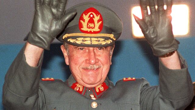 España retira condecoración militar que otorgó a Pinochet en 1975