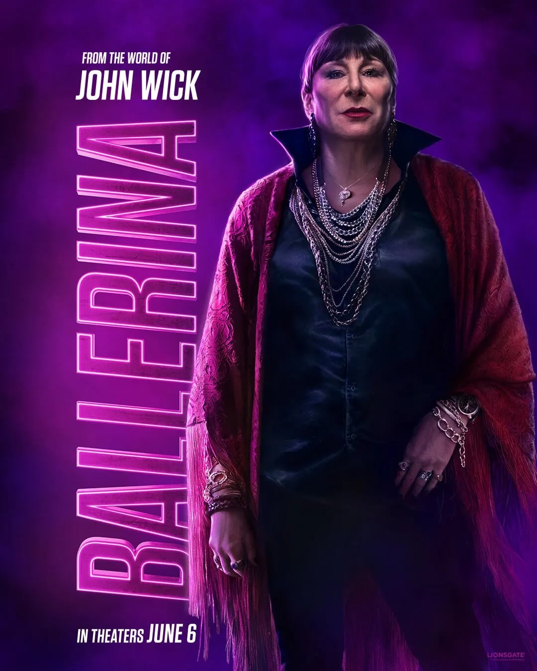 Anjelica Huston como la Directora en el póster individual de su personaje en la película “From the World of John Wick: Ballerina” (Foto: Lionsgate)