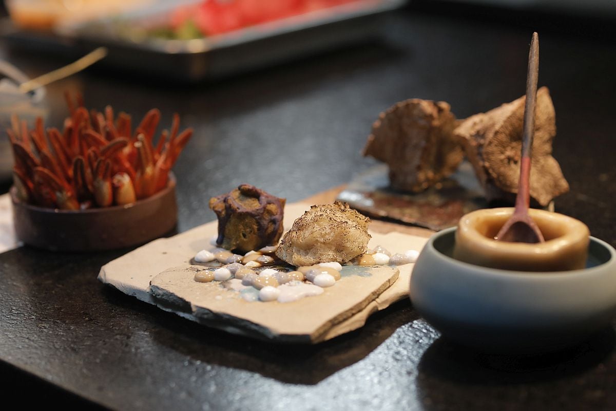 El plato del centro utiliza un tubérculo aéreo de la selva conocido como papa voladora y yogurt y miel de yacón.