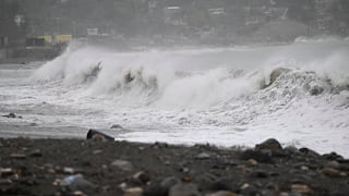 Pared del ojo de Beryl golpea la costa sur de Jamaica camino de las Islas Caimán y México