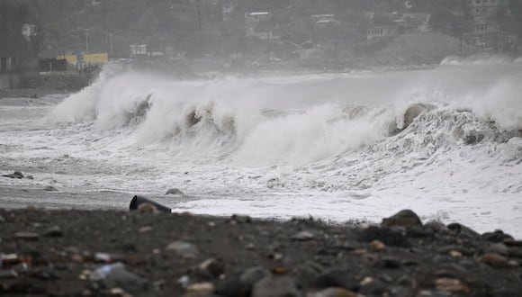 Olas altas rompen a lo largo de la playa de Kingston, Jamaica, antes de la llegada del huracán Beryl el 3 de julio de 2024. (Foto de Ricardo Makyn / AFP)