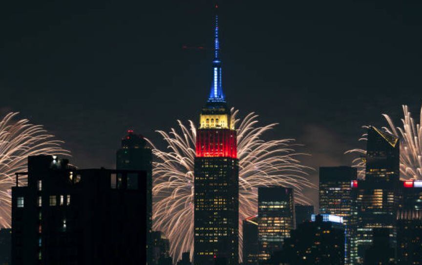 The 2025 Macy’s fireworks show includes new effects like crown jellyfish and atomic rings, synchronized with a custom Questlove soundtrack. (Photo: Getty Images)
