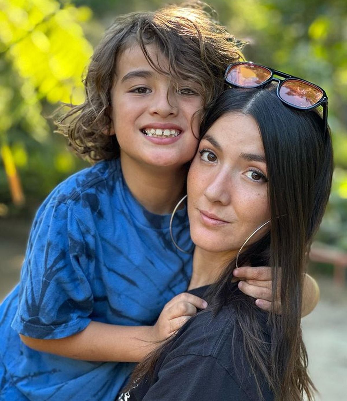La actriz junto a su pequeño hijo posando para la cámara (Foto: Eréndira Ibarra / Instagram)