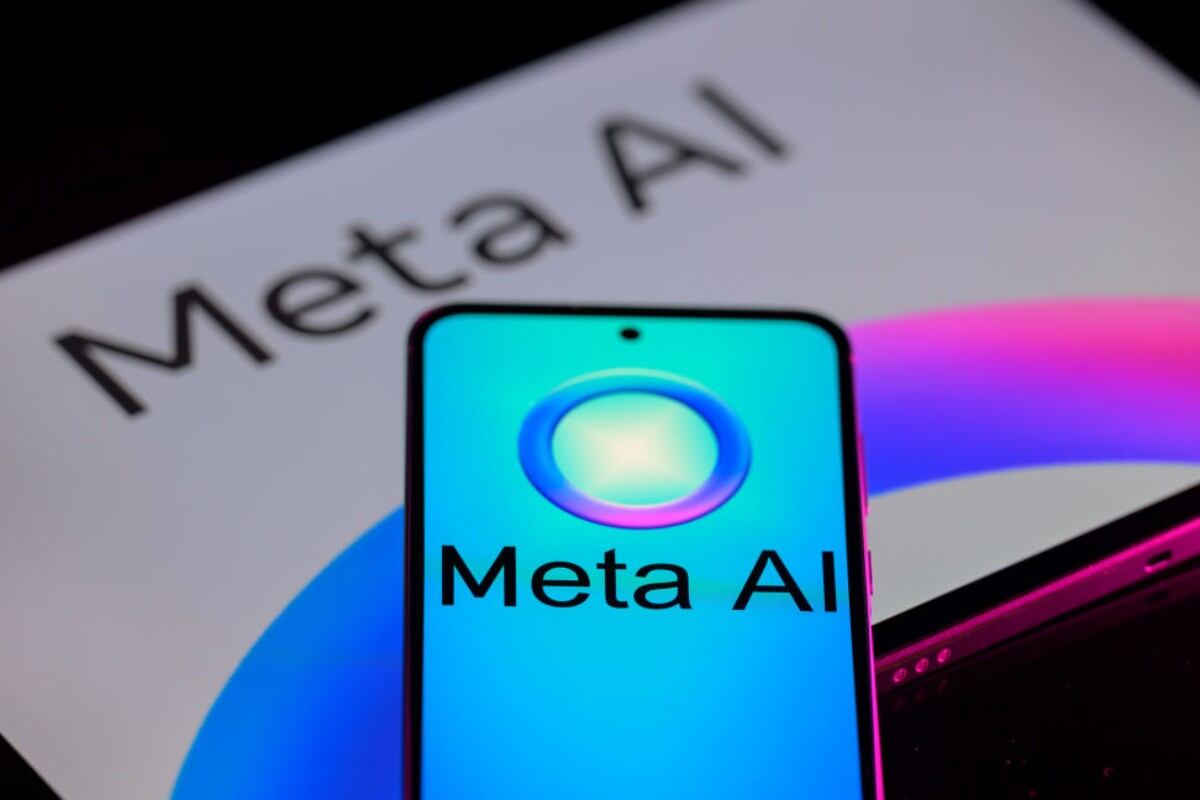 Meta AI es el nuevo asistente con ícono azul integrado en WhatsApp. Muchos usuarios se preguntan si es posible desactivarlo. (Foto: Jonathan Raa/NurPhoto vía Getty Images)