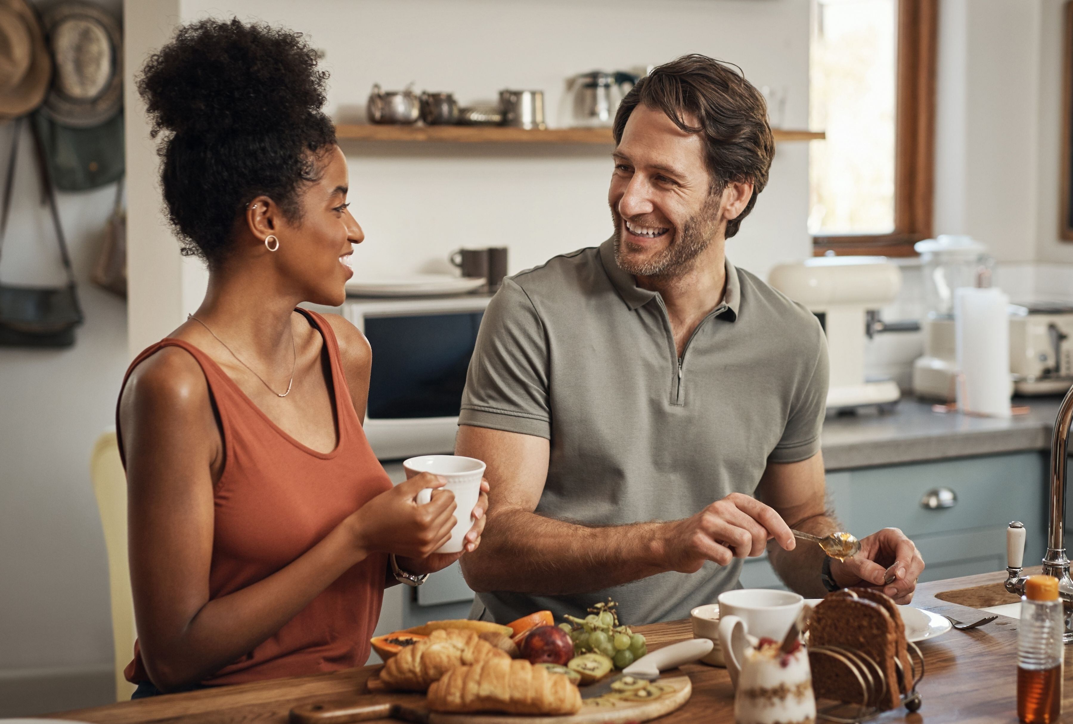 Una mujer y un hombre desayunando. (Foto: PeopleImages / iStock)