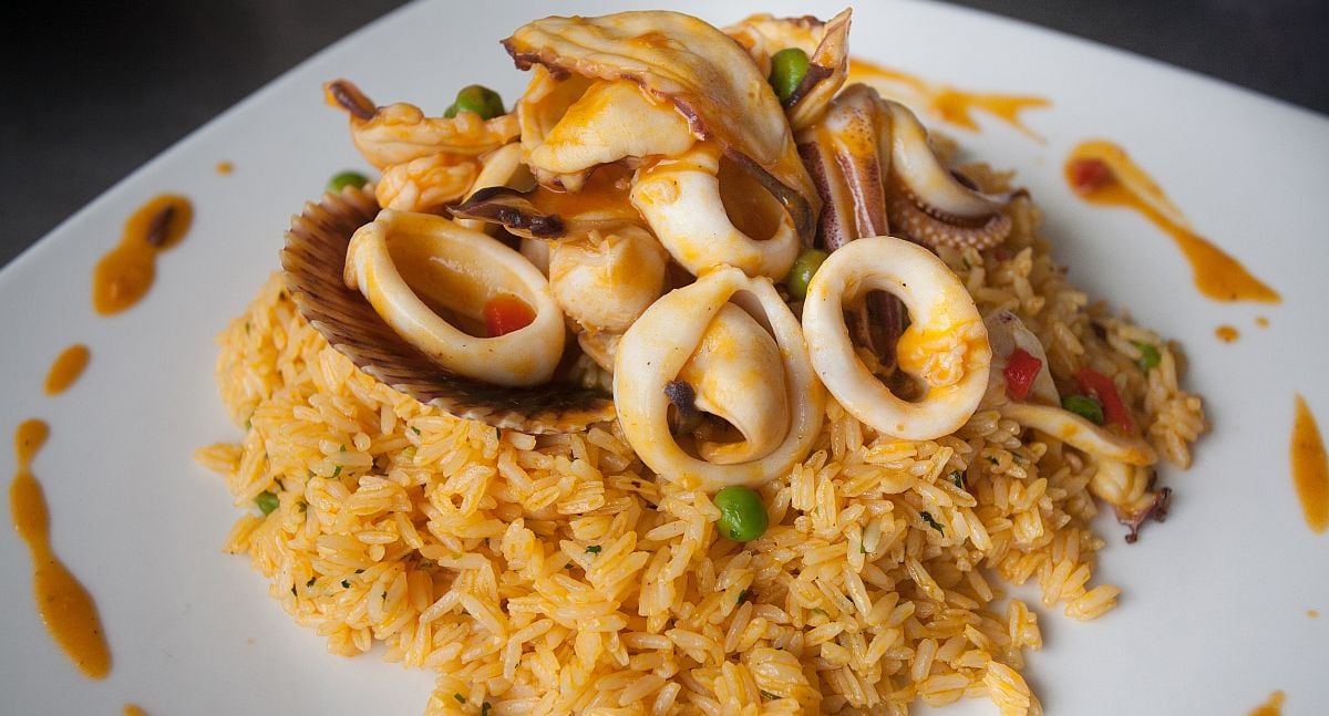 Conoce los pasos esenciales para preparar un arroz con mariscos en casa que nadie olvidará. (Foto: Shutterstock)