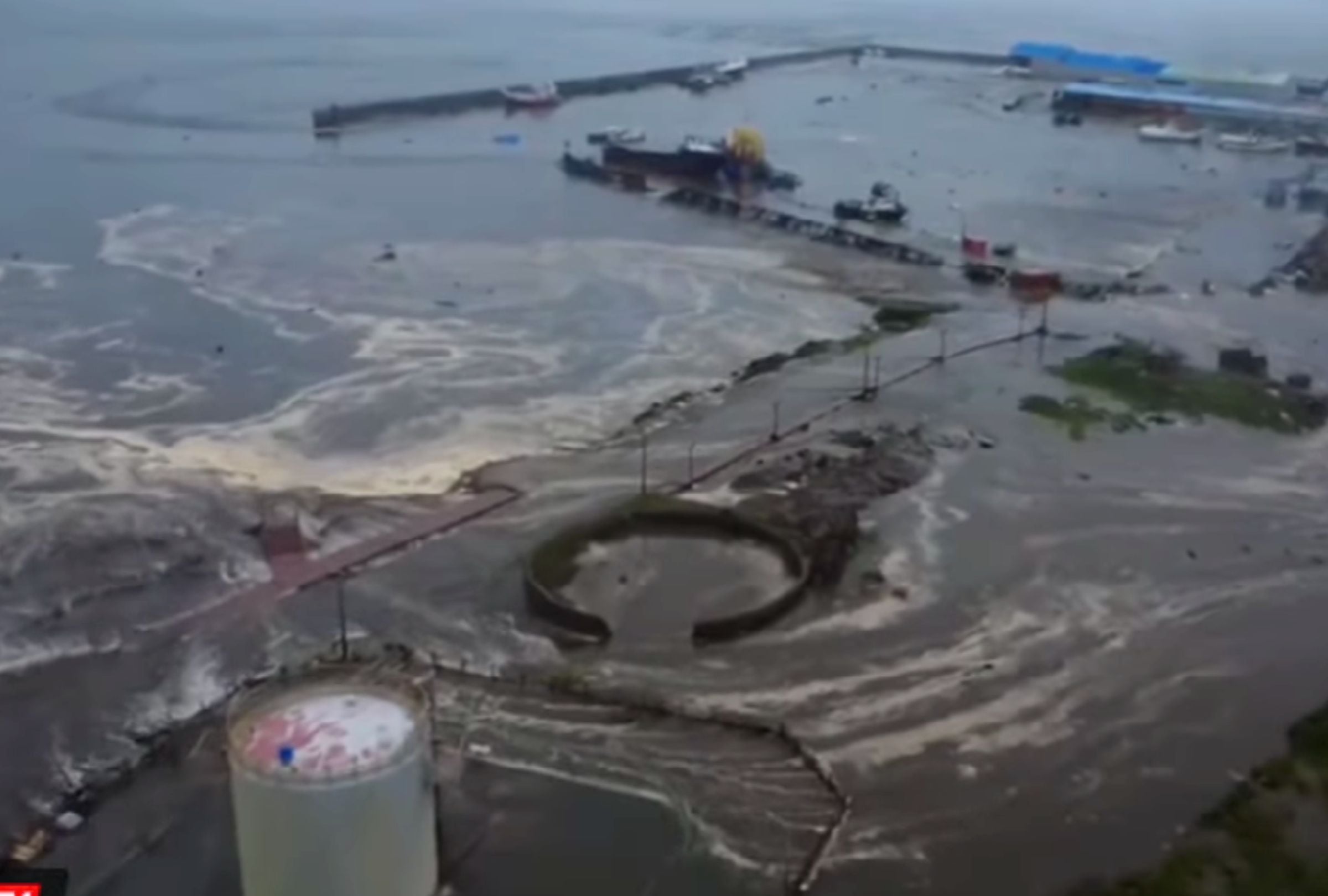 Ola de tsunami alcanzó la costa de Severo-Kurilsk, en el archipiélago de las islas Kuriles, al este de Rusia, tras un sismo de magnitud 8.8. (Foto: Captura de video / AS TV)