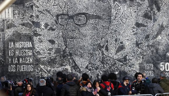 Personas se manifiestan durante un acto ciudadano en Conmemoración de los 50 años del Golpe de Estado teniendo de fondo una imagen del Salvador Allende, hoy a las afueras del Palacio de La Moneda en Santiago (Chile) | Foto: EFE/ Elvis González