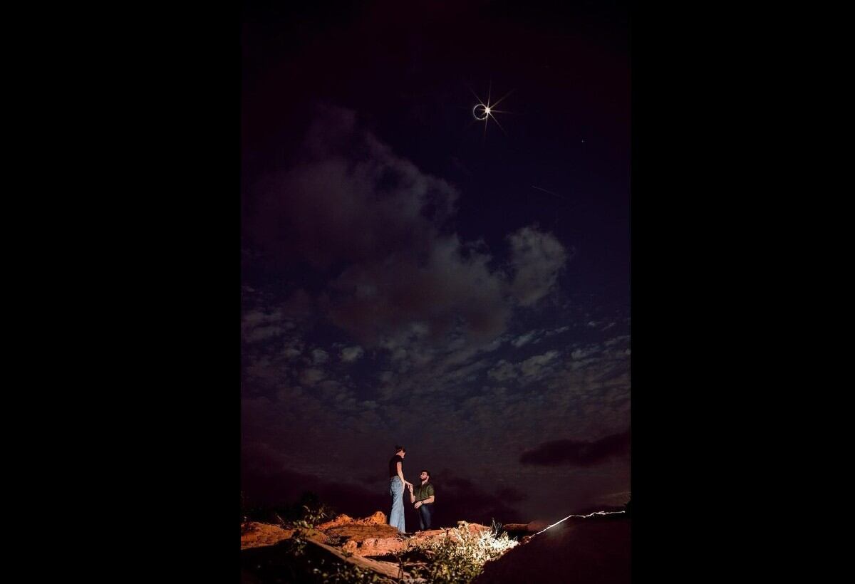 VIRAL | La pedida de mano durante el punto máximo del eclipse solar total que se ha vuelto viral. (Foto: Instagram @macyalexphoto)