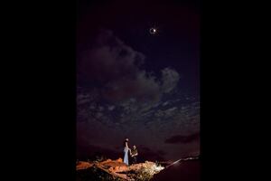 La foto de una pedida de mano durante el punto máximo del eclipse solar total que se ha vuelto viral