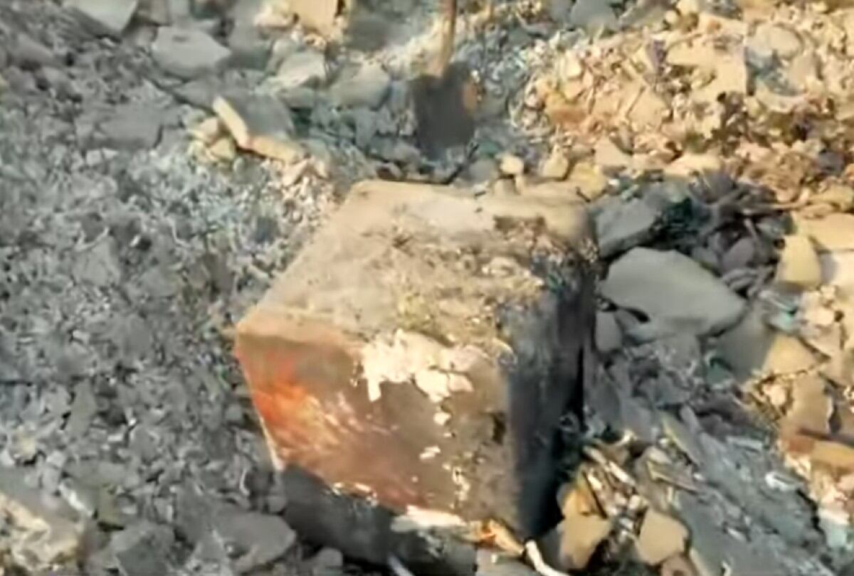 La viuda excavó entre los escombros, desenterrando los restos quemados de su caja fuerte, con la esperanza de encontrar algunos de los objetos de valor que se vio obligada a dejar atrás debido a los incendios en Los Ángeles. | Crédito: Good Morning America / YouTube