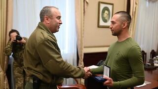 El marino ucraniano que lanzó icónico insulto a buque ruso regresa a casa tras ser liberado
