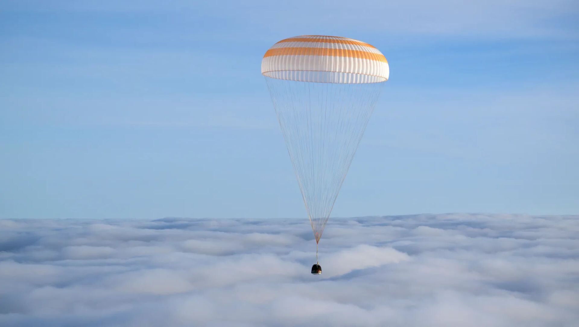 La nave espacial Soyuz MS-26 se ve al aterrizar en una zona remota cerca de la ciudad de Zhezkazgan, Kazajistán.