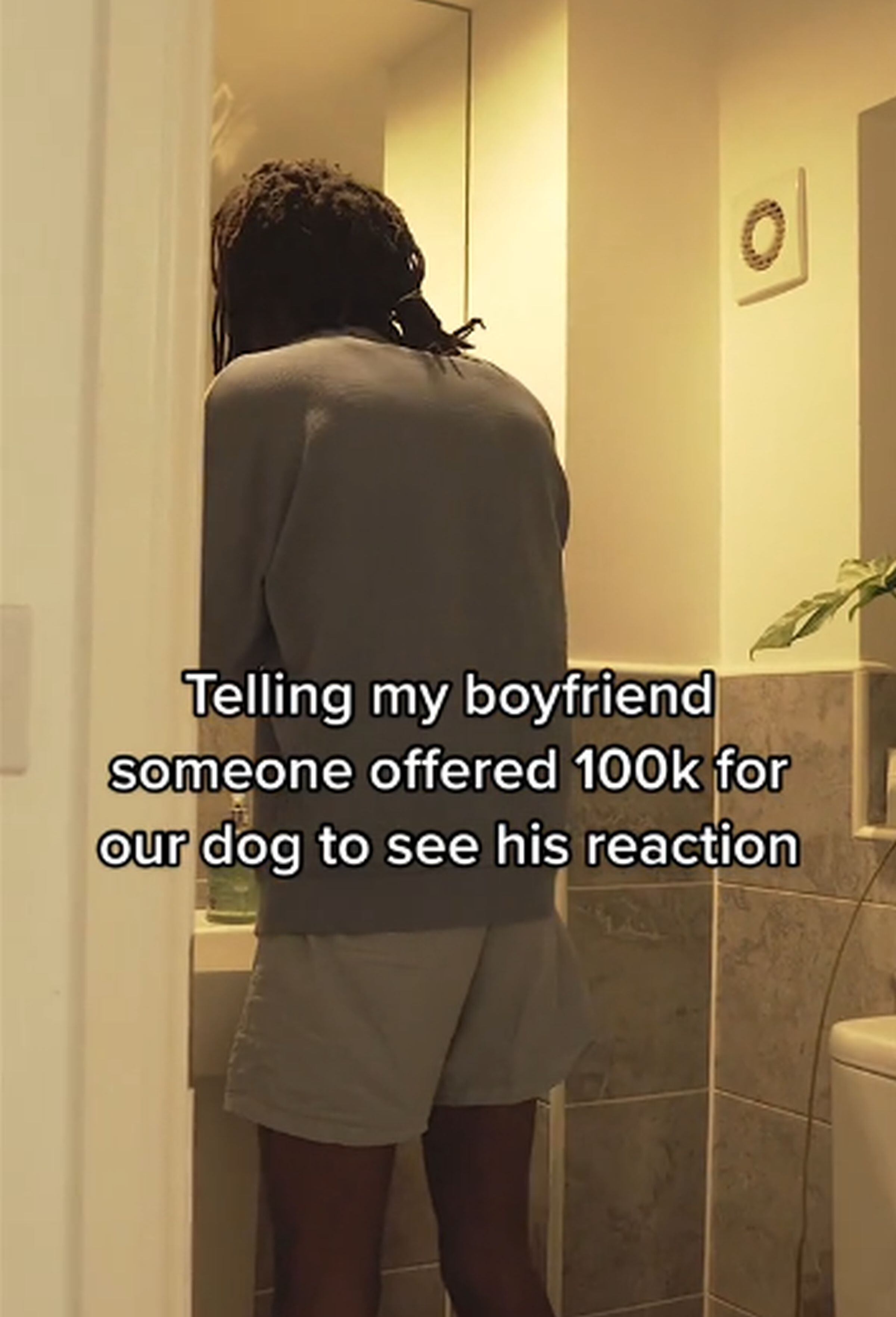 Aaron Wilson se encontraba afeitándose la barba en el baño cuando su novia Amy Brooks decidió ponerle a prueba. (Foto: @aaronandamyb / TikTok)