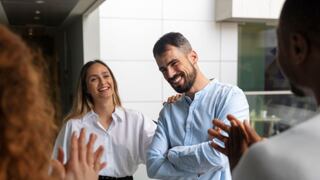 Qué significa que una persona esté de brazos cruzados mientras conversa, según la psicología