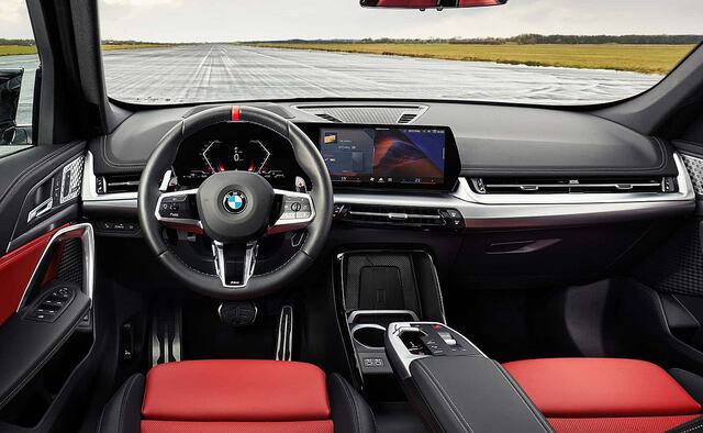 Equipa de serie el BMW Curved Display, con un panel de instrumentos de 10,7” y una pantalla de 10,25” para el sistema de infoentretenimiento con sistema operativo iDrive9.