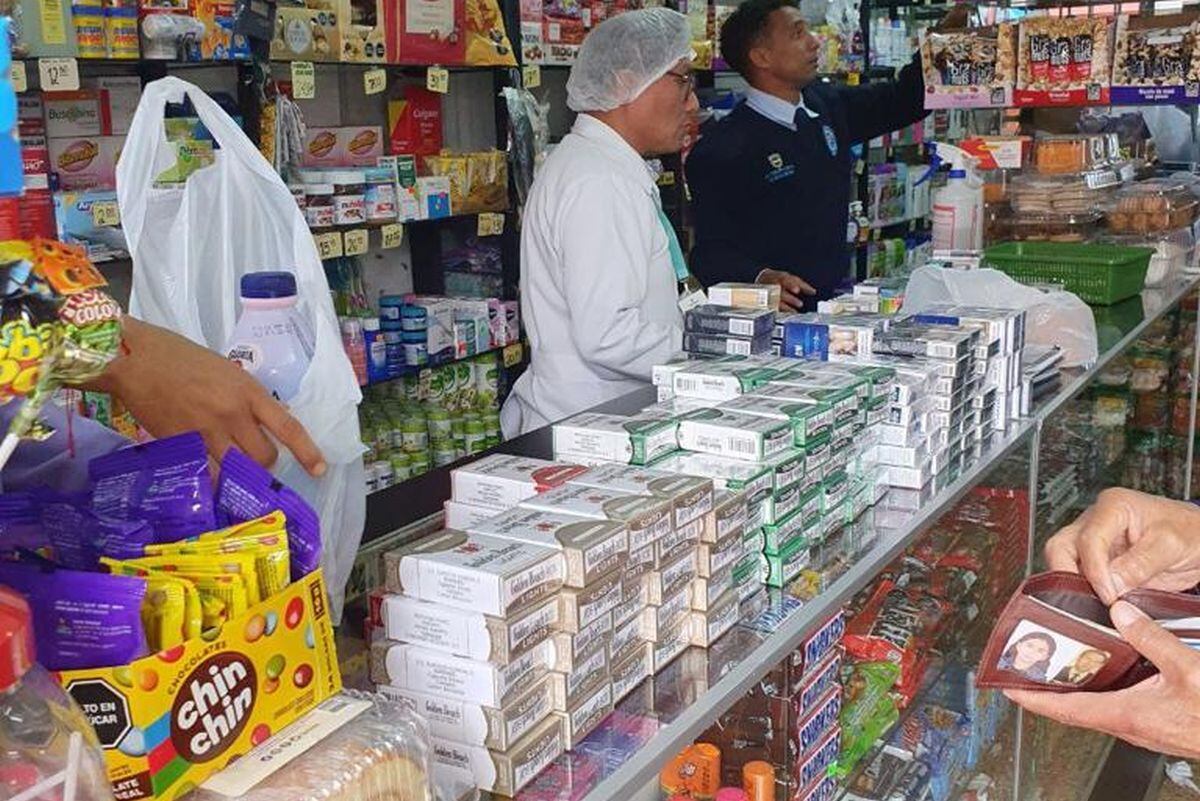 Autoridades incautan cigarrillos de contrabando en bodegas de San Borja.