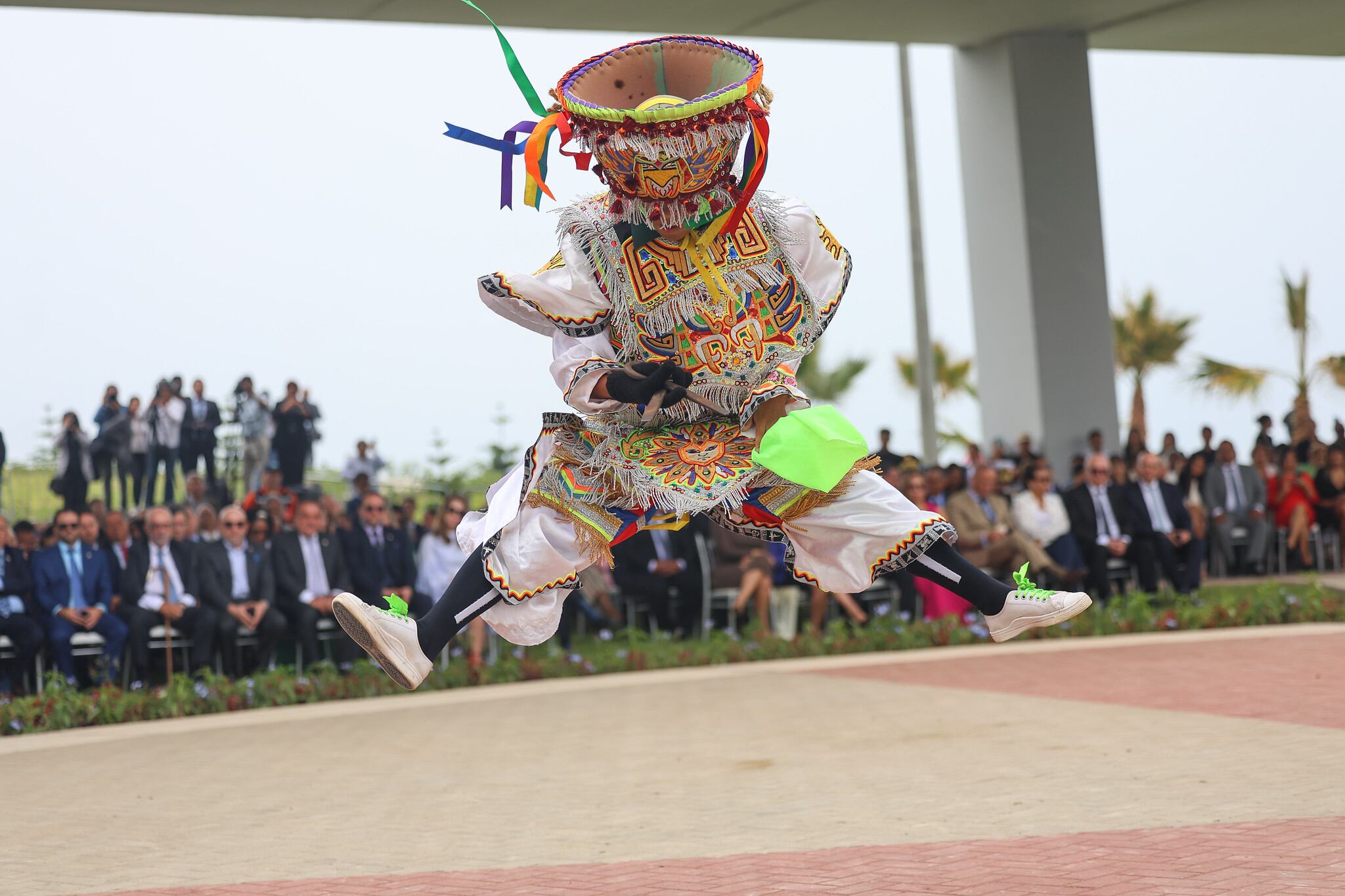 La ceremonia contó con danzantes de tijeras, caballos de paso y marinera peruana.
