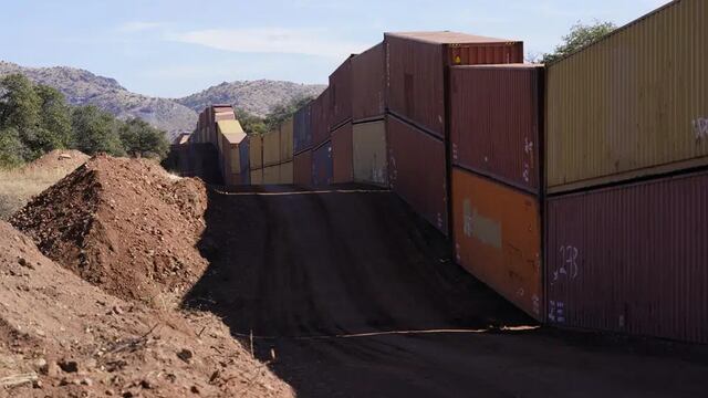 Arizona construye un muro en la frontera apilando contenedores en desafío a una orden federal que lo prohíbe