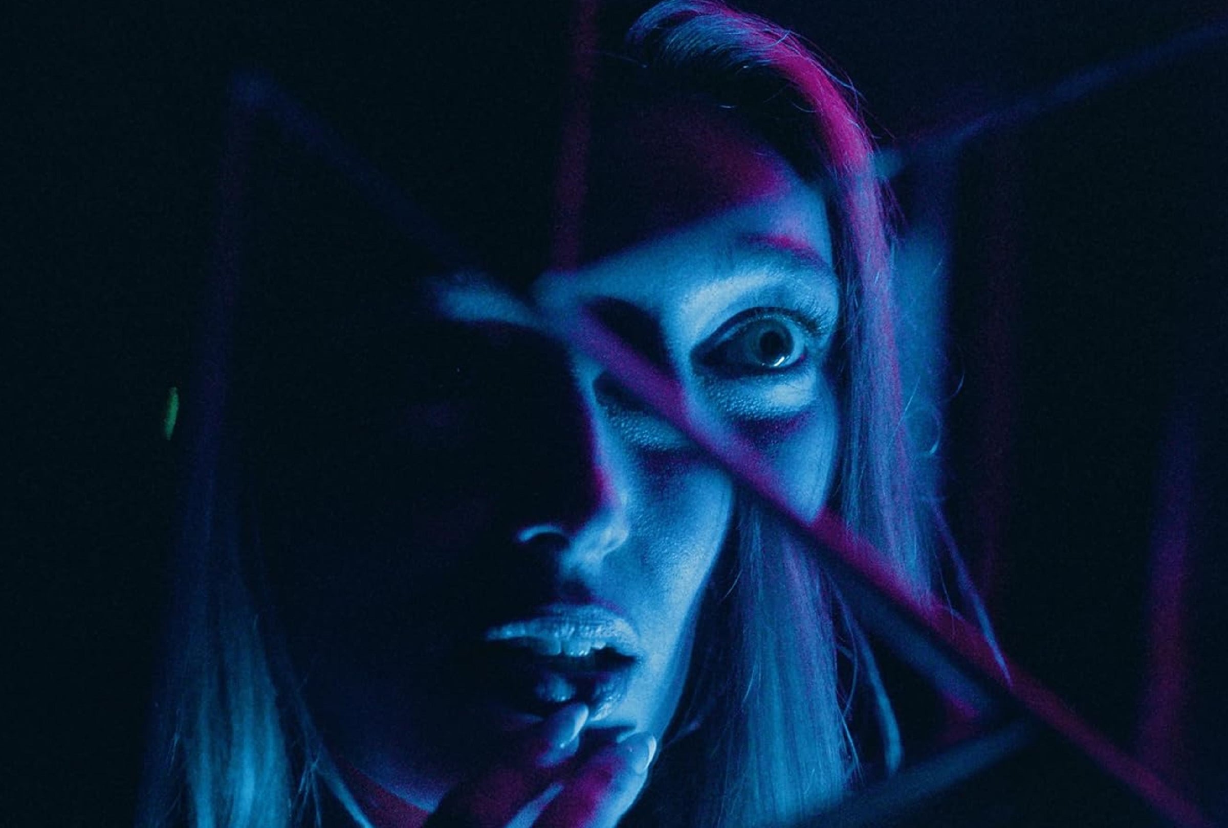 ¿Qué pasó con Nikki (Alycia Debnam-Carey) y sus amigos en la película "Lo que hay dentro"? (Foto: Netflix)