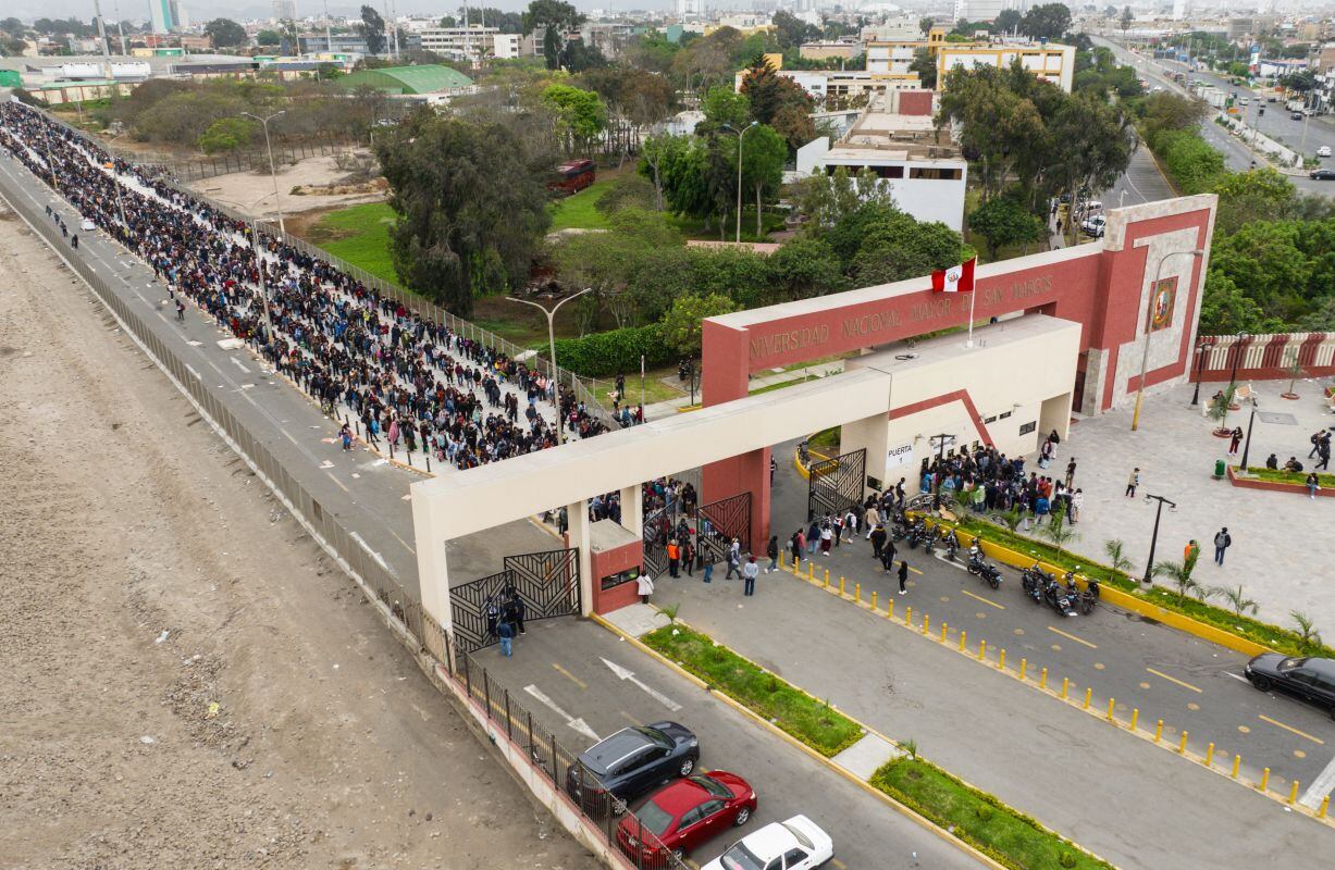 En muchos casos, los alumnos han armado carpas para pasar allí la noche y conseguir un pase. Foto: GEC