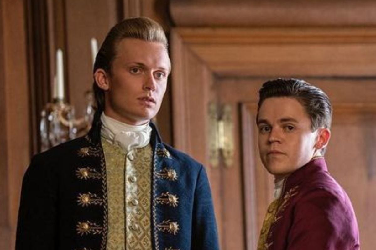 Sam Clemmett interpreta a la versión joven de Brimsley y Freddie Dennis a Reynolds en “La reina Charlotte: una historia de Bridgerton” (Foto: Netflix)