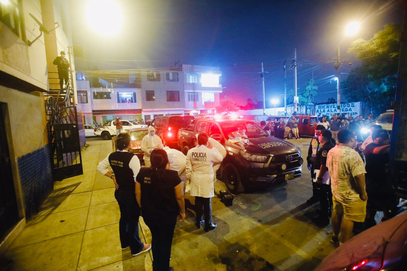 Policía de criminalística luego del retiro de los cadáveres del departamento. Fotos: César Grados@photo.gec