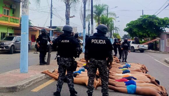 Agentes de la Policía de Ecuador detienen a decenas de personas acusadas de intentar tomar por asalto un hospital en Yaguachi, Guayas, el 21 de enero de 2024. (Foto de Twitter/X @PoliciaEcuador)