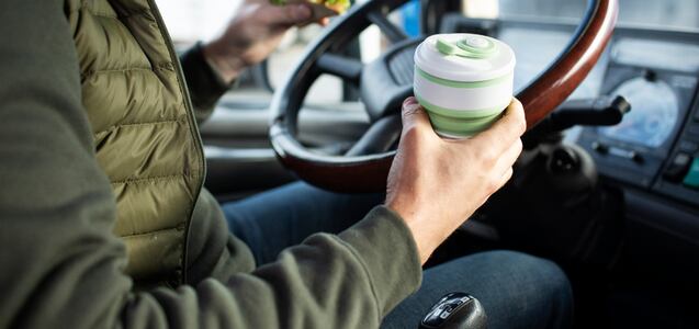 Soy doctor y esta es la repugnante razón por la que NUNCA debes comer en tu auto