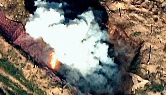 Una explosión en un terreno montañoso, que Bakú afirma que son fuerzas azerbaiyanas que "destruyen posiciones" utilizadas por los armenios en la región de Nagorno-Karabaj. (Foto de Handout / Ministerio de Defensa de Azerbaiyán / AFP)