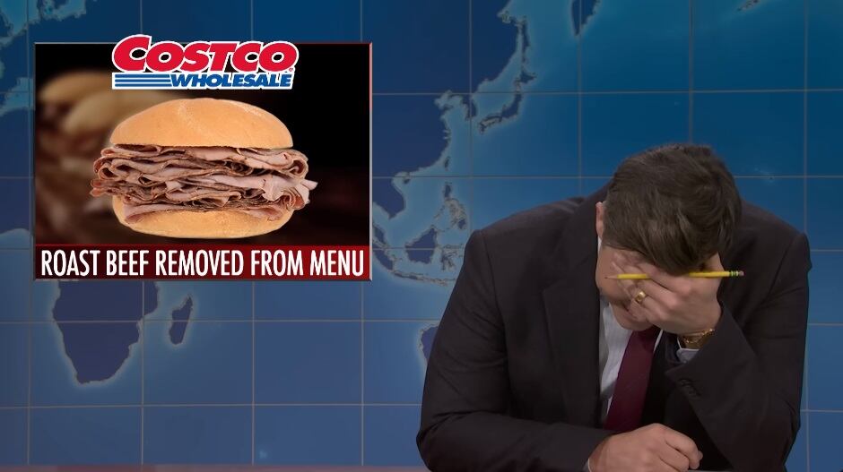 El actor y comediante tuvo que leer los chistes sobre su esposa mientras ella escuchaba atentamente. (Foto: Saturday Night Live / YouTube)