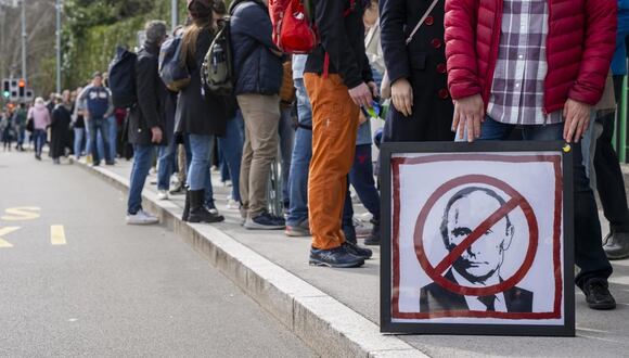 Manifestantes rusos en Suiza se reúnen para protestar con el lema "Mediodía contra Putin", frente a la Misión Permanente de la Federación de Rusia ante las Naciones Unidas, en Ginebra, Suiza, 17 de marzo de 2024. (Foto de EFE/EPA/MARTIAL TREZZINI)