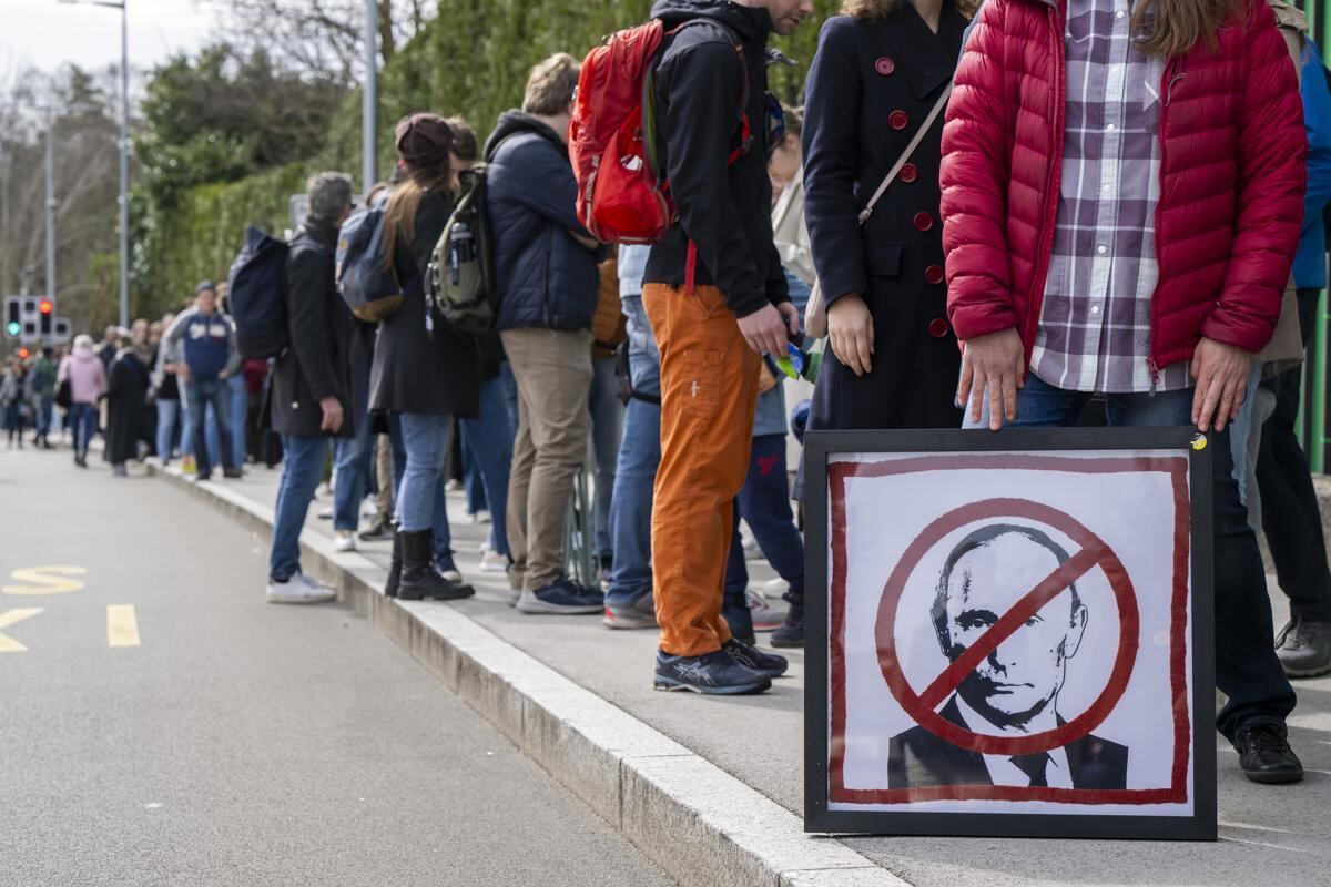 Manifestantes rusos en Suiza se reúnen para protestar con el lema "Mediodía contra Putin", frente a la Misión Permanente de la Federación de Rusia ante las Naciones Unidas, en Ginebra, Suiza, 17 de marzo de 2024. (Foto de EFE/EPA/MARTIAL TREZZINI)