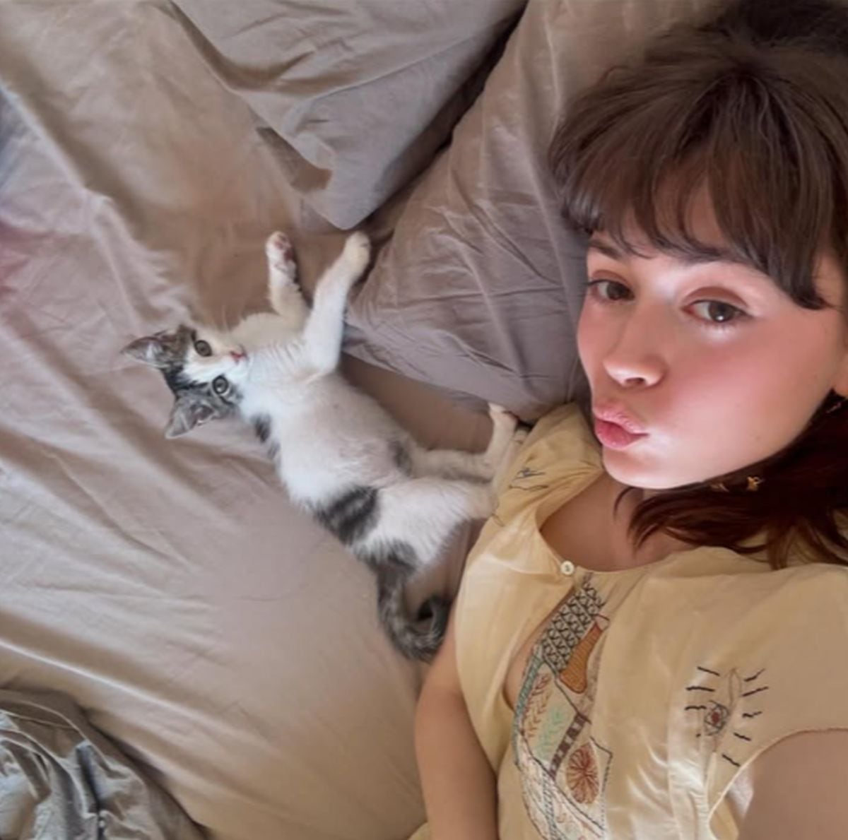 Ella no duda en compartir fotos con sus gatos (Foto: Isa Montalbán / Instagram)