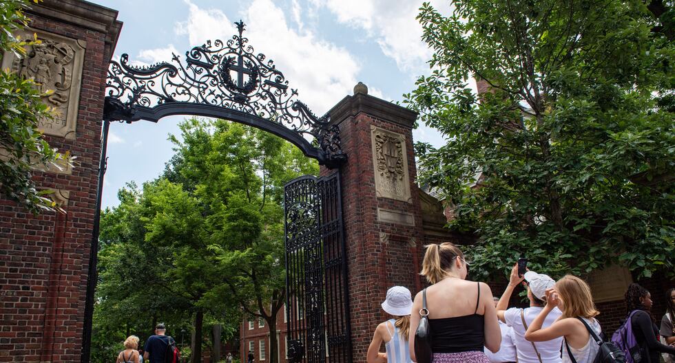 Personas toman fotos junto a la entrada de Harvard Yard en Cambridge, Massachusetts, el 29 de junio de 2023. Foto:  Joseph Prezioso / AFP